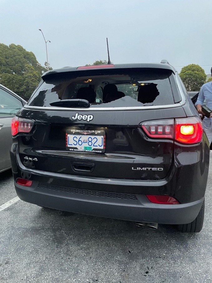 割られた車の窓